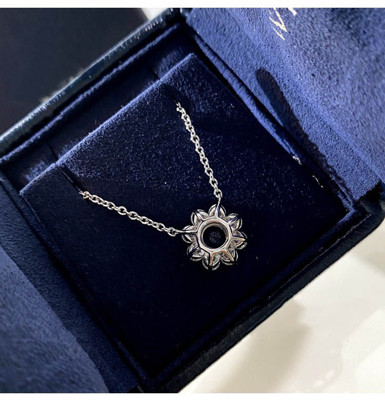 Flower Design Round Cut Women's Pendant Necklace In Sterling Silver